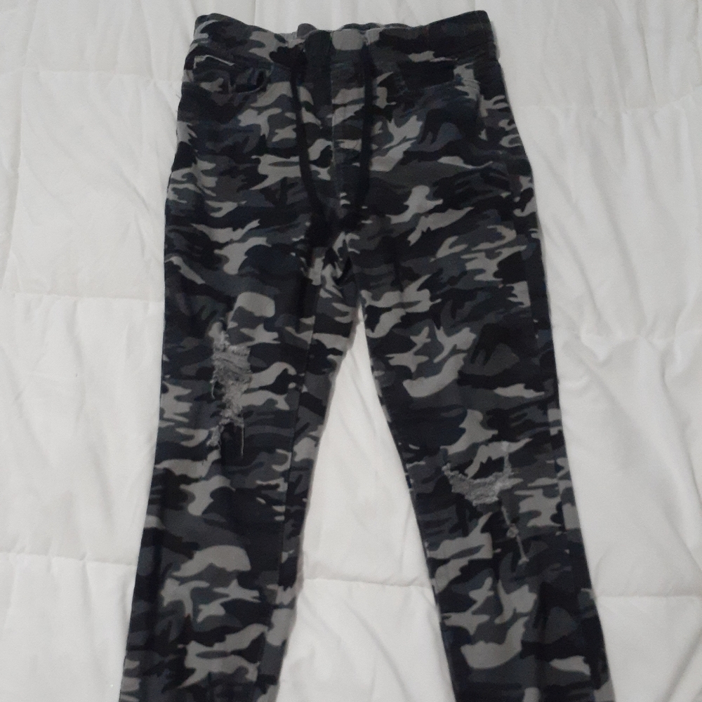 Royalty Distressed Camo Jogger Small